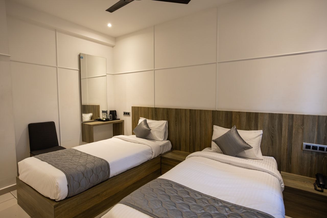 Ocean-facing double room at Hotel Grand Blue Star with two modern beds, warm lighting, and minimalist architecture