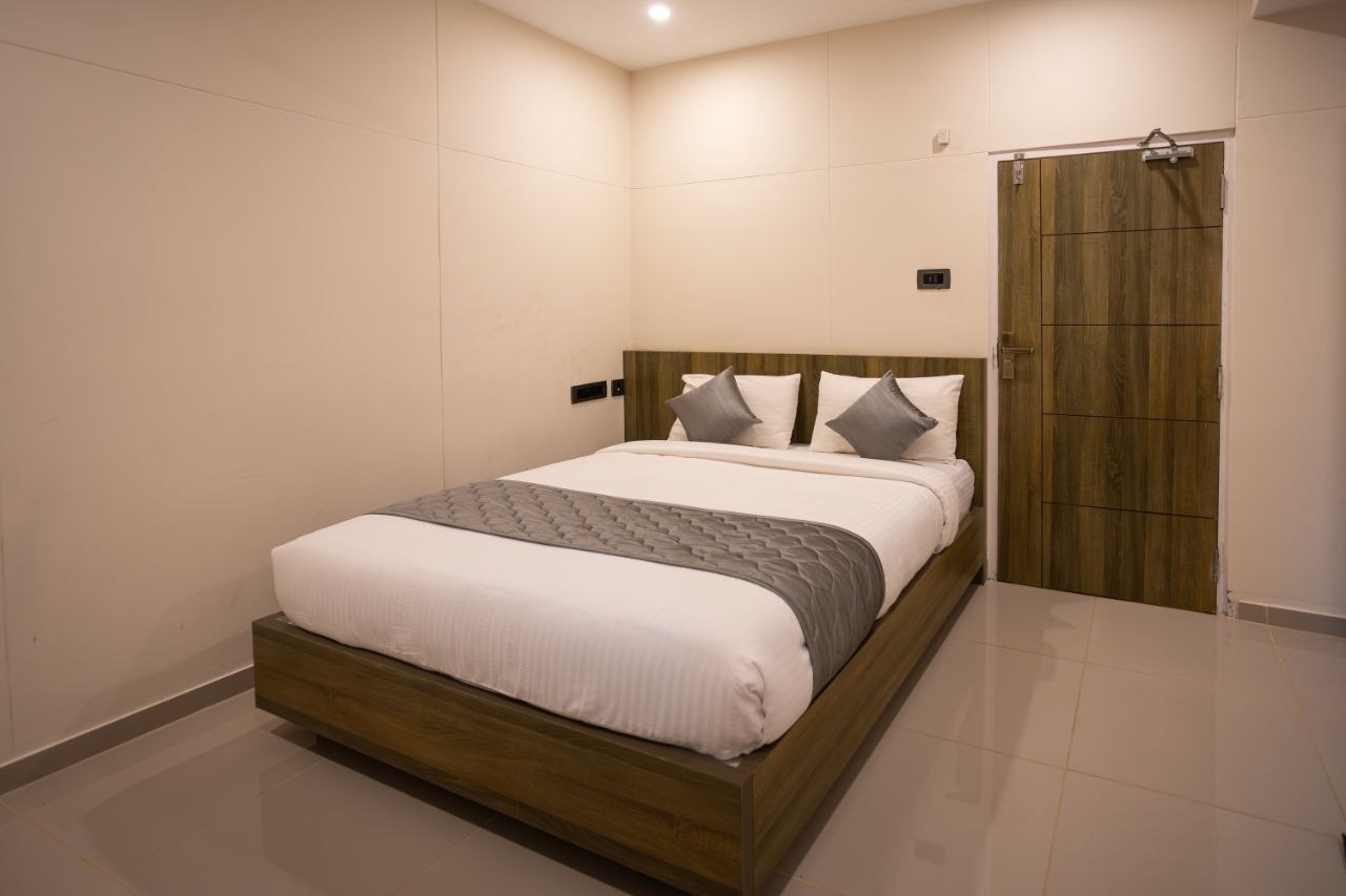 Ocean-facing double room at Hotel Grand Blue Star with two modern beds, warm lighting, and minimalist architecture